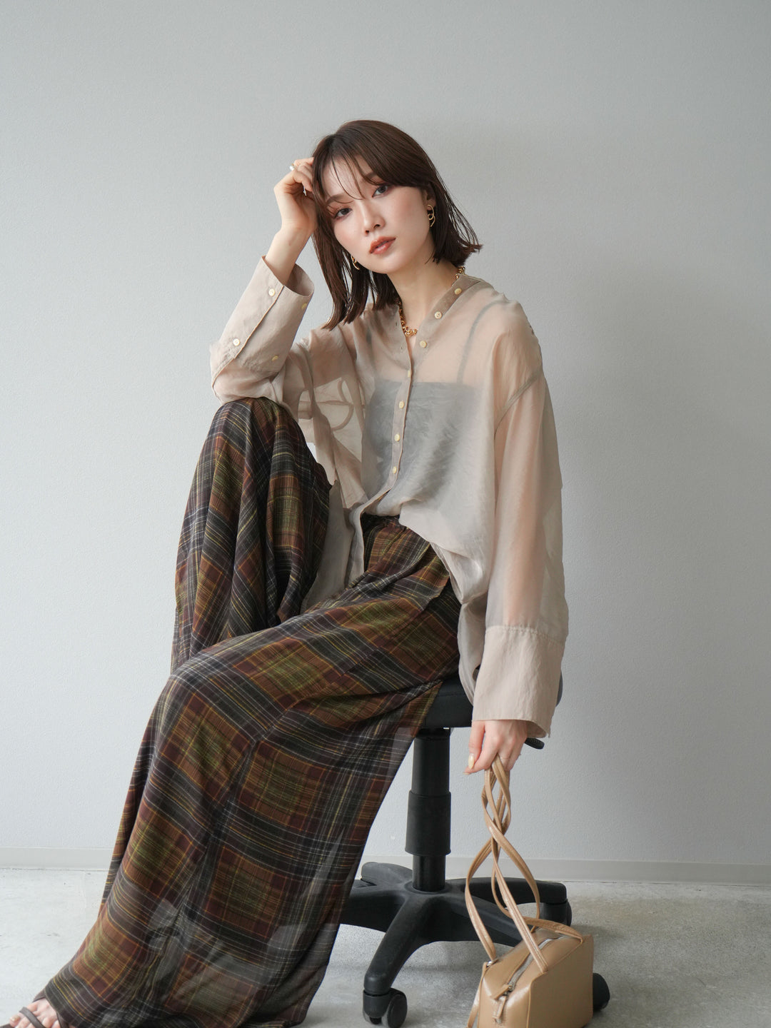 [SET] 亮面透視立領襯衫 + 透視格紋寬鬆褲 (2 件套)