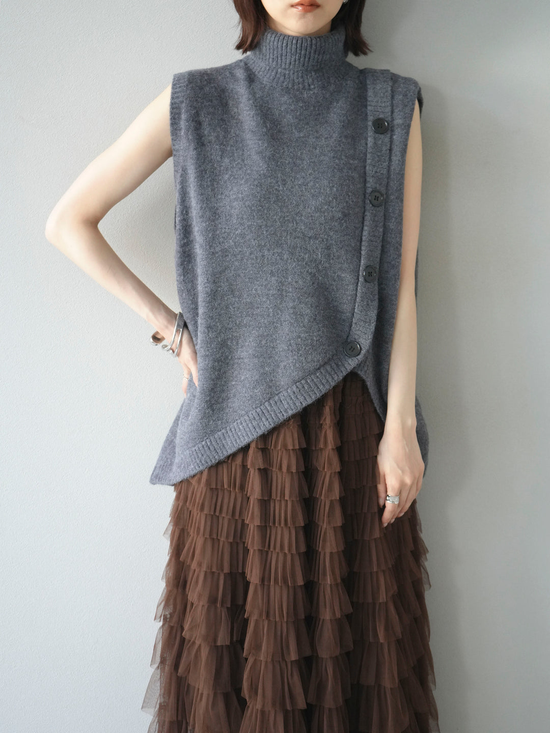 [予約]デザインボタンハイネックニットベスト/ gray