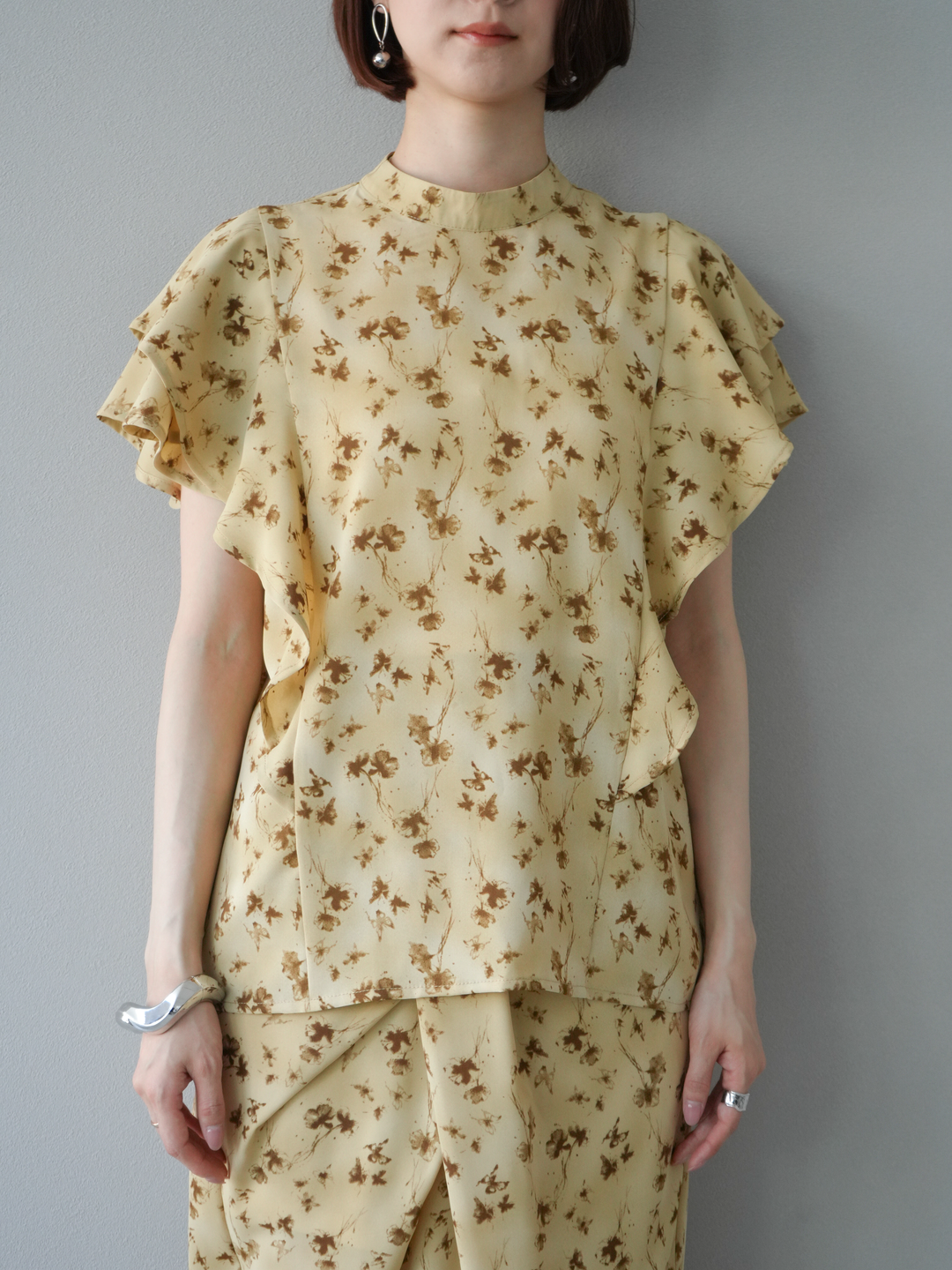 [予約]フラワーモチーフラッフルスリーブブラウス/ベージュ