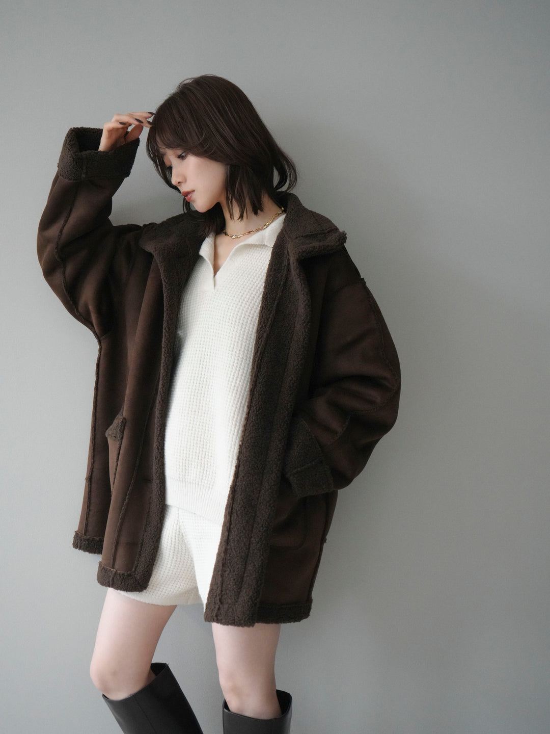 [予約]スタンドネックフェイクムートンミディアムコート/brown