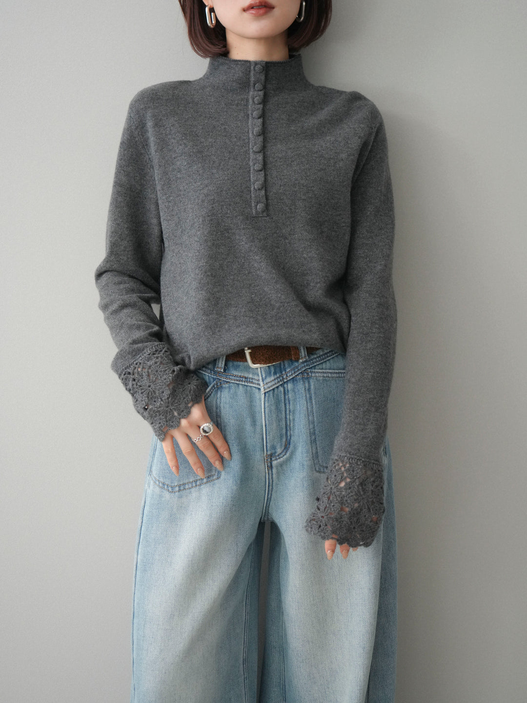 [予約]袖スカラップレースフロントボタンウールニットトップス/gray