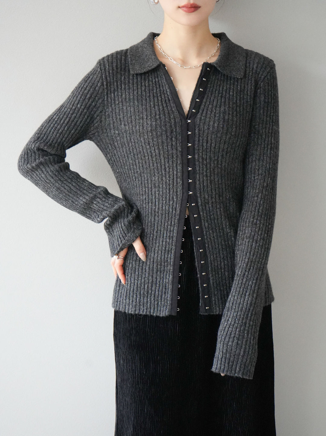 [預訂] 鉤眼細部領口針織開襟衫/炭灰