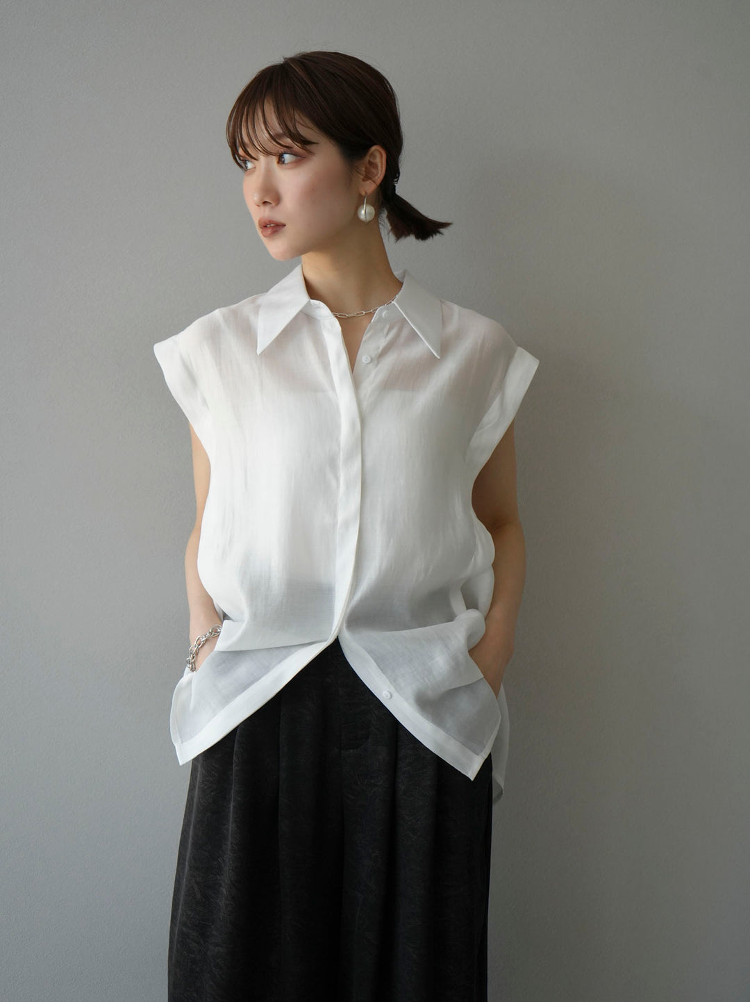 [Pre-order] Tuck shoulder sheer sleeveless shirt/white