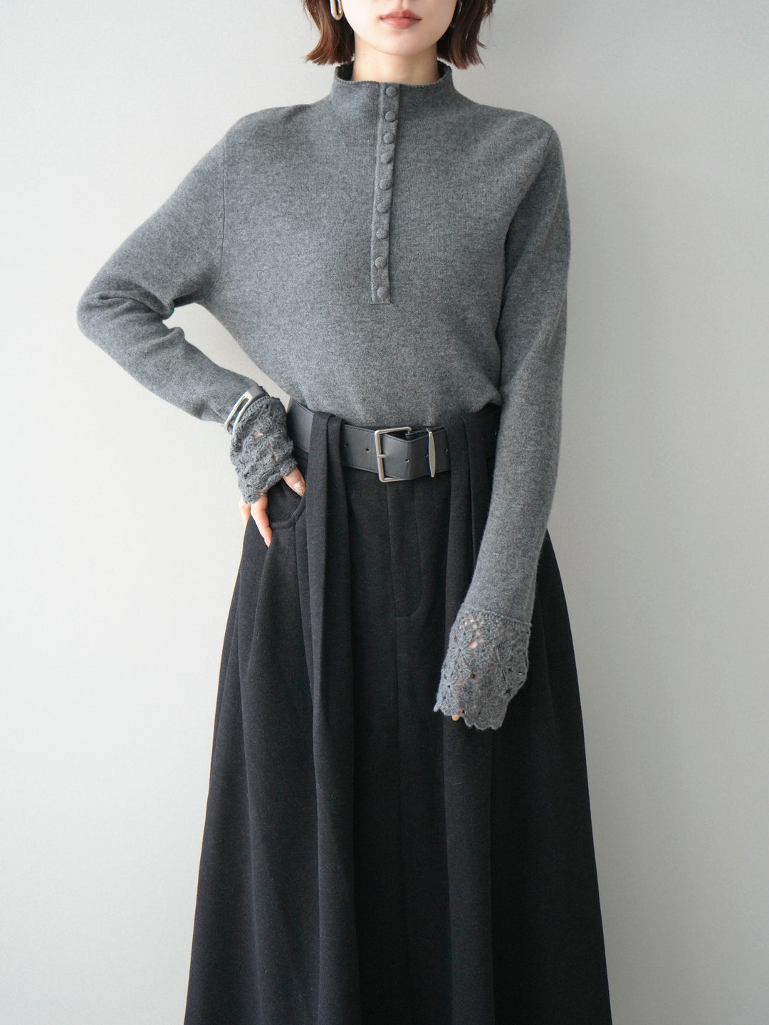 [予約]袖スカラップレースフロントボタンウールニットトップス/gray