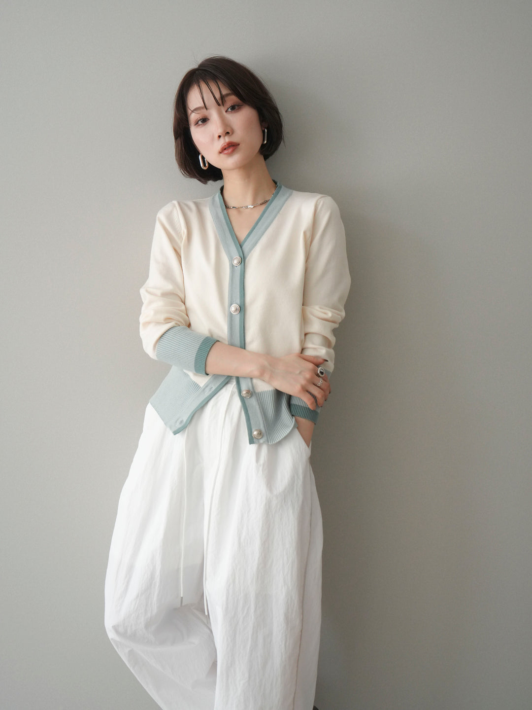 [予約]デザインボタン配色Vネックニットカーディガン/offwhite