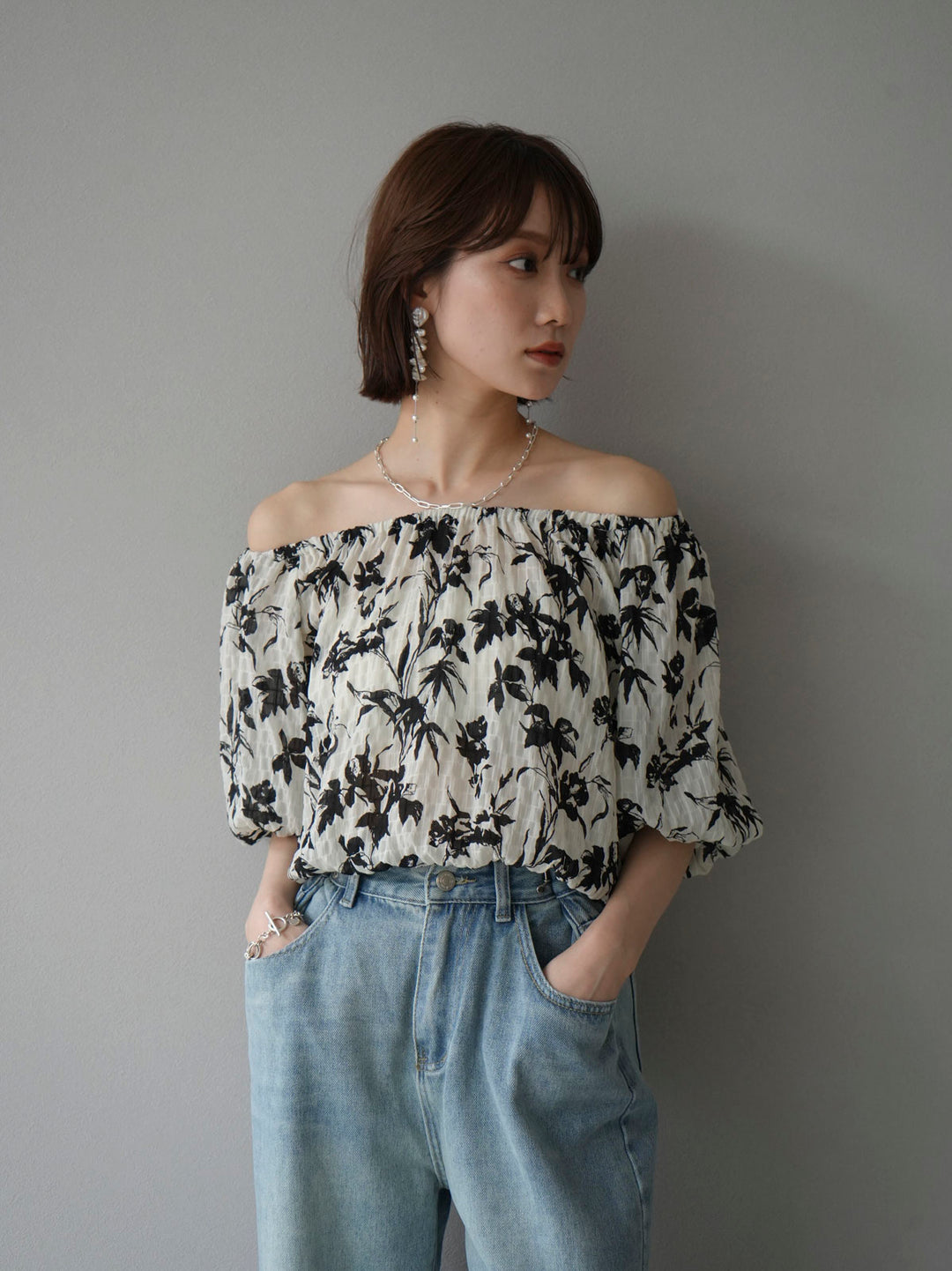 [Pre-order] Washer Flower Pattern Off-Shoulder Blouse/Off White