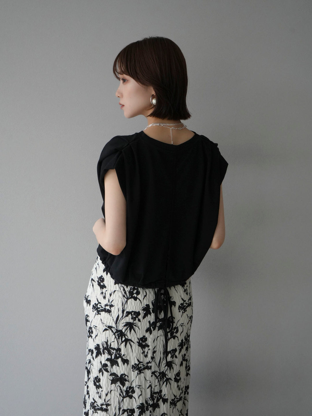 [Pre-order] Tuck shoulder hem drawstring ribbon top/Black