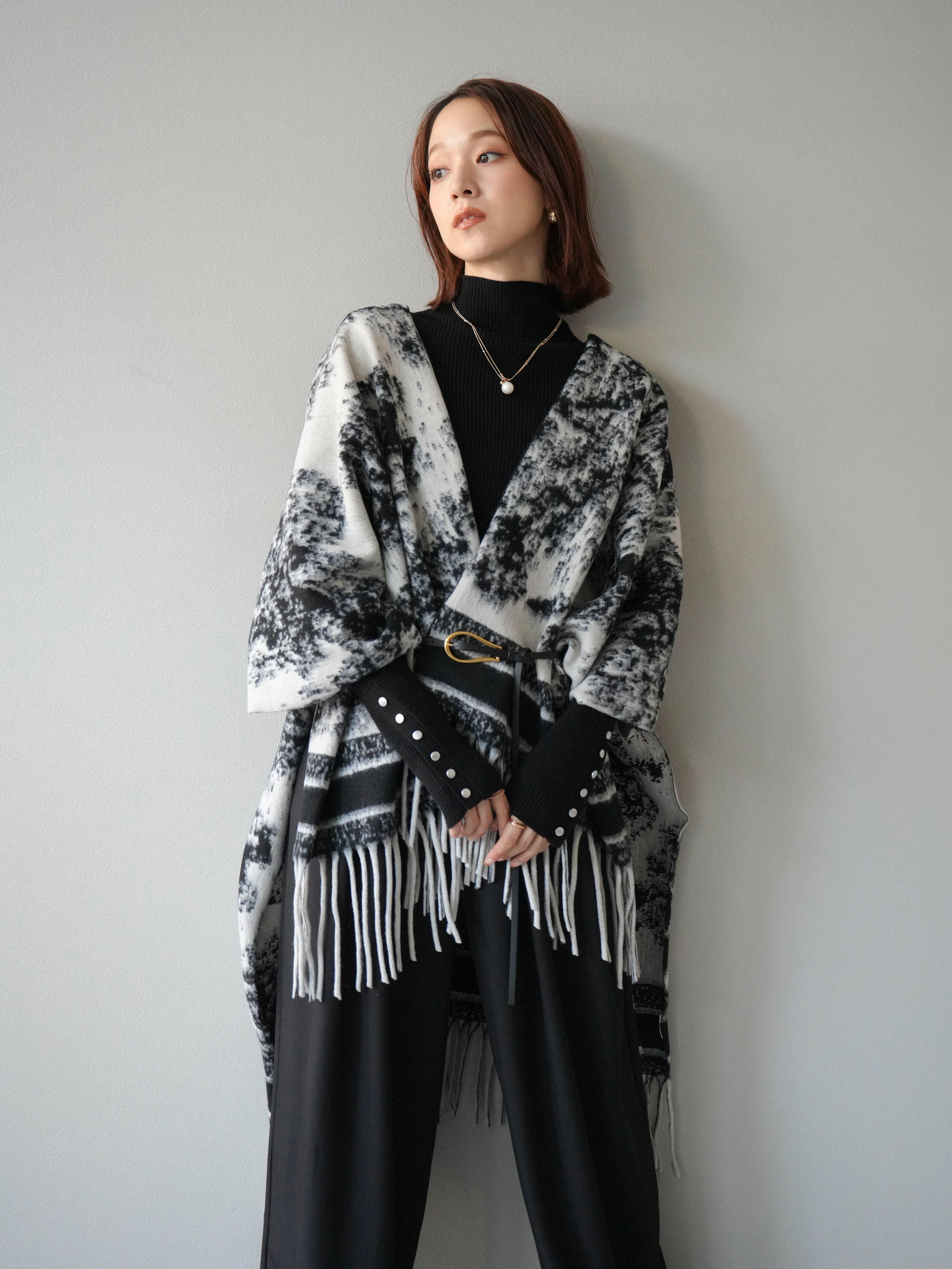 ハンドメイド グレーと黒のストール 予約]アブストラクト柄ストールポンチョ/グレー – Lumier