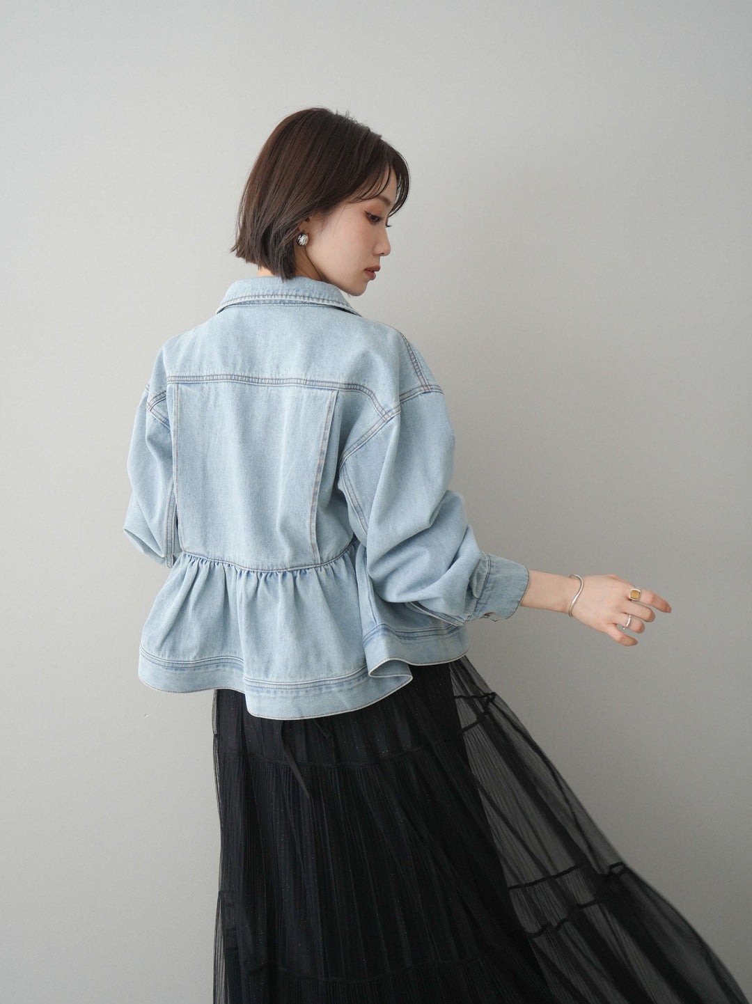 【套裝】荷葉邊牛仔外套+無袖緞面蕾絲吊帶背心+亮片褶皺多層薄紗長裙（三件套）