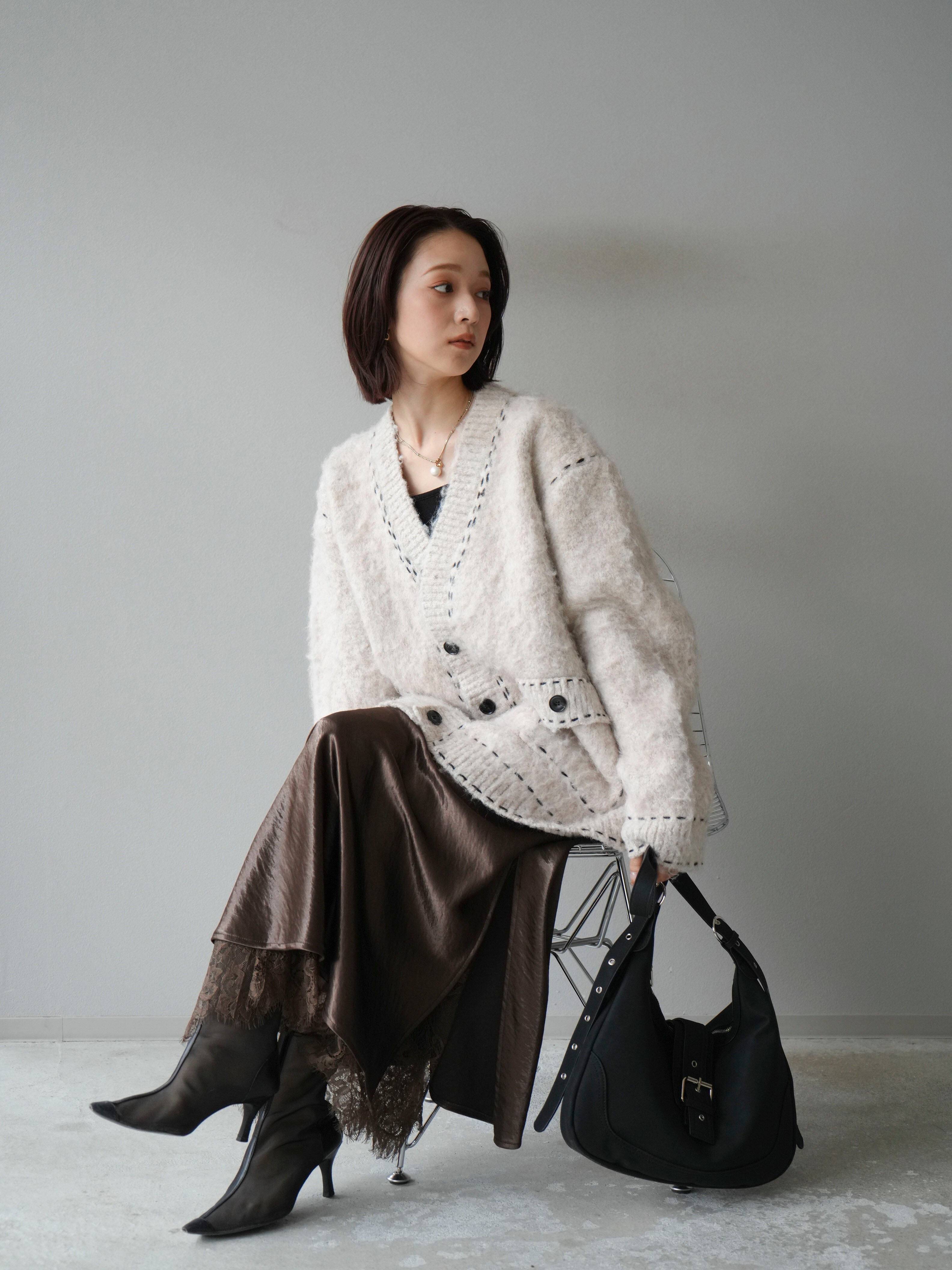 24AWツインレイヤードニットカーディガンブラック SET]ステッチVネックニットカーディガン+裾レースサテンナロー