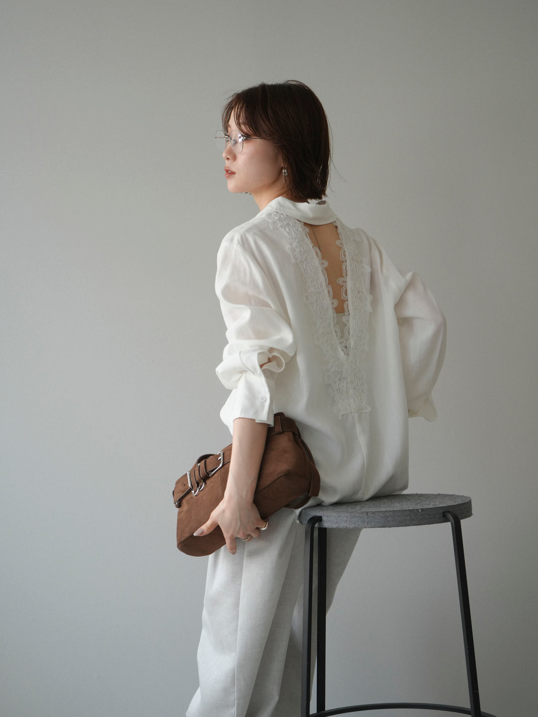 [予約]バックVレースデザインシャツ/offwhite