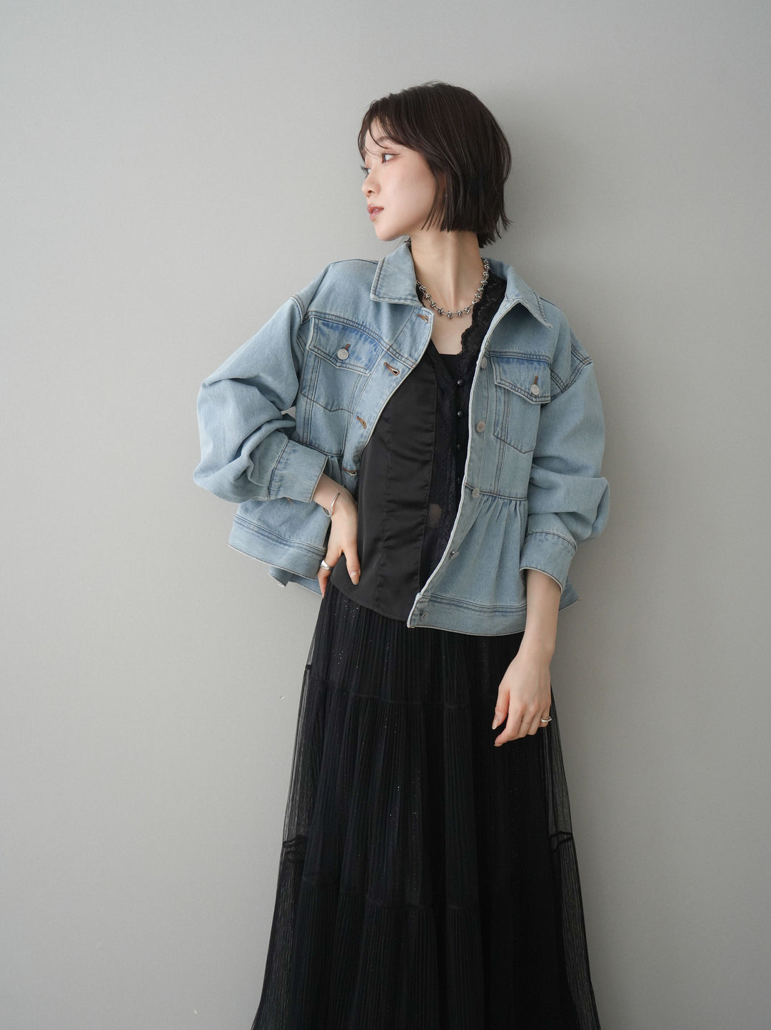 【套裝】荷葉邊牛仔外套+無袖緞面蕾絲吊帶背心+亮片褶皺多層薄紗長裙（三件套）