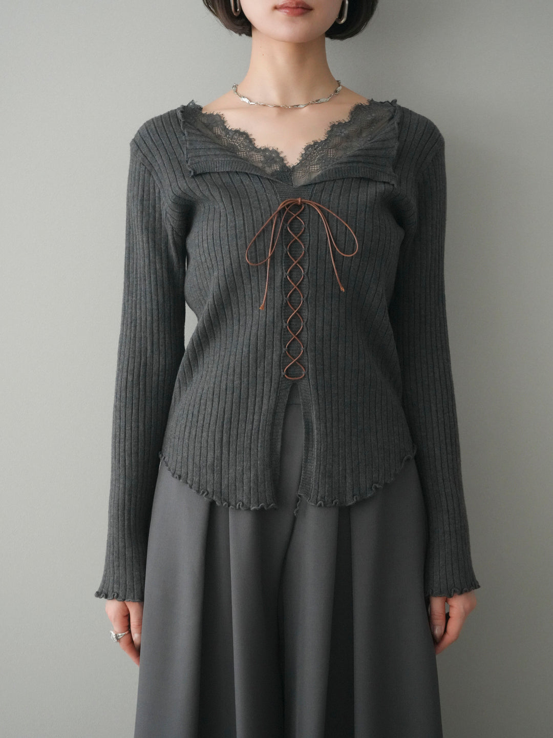 [予約]レースネックレースアップリブニットトップス/gray