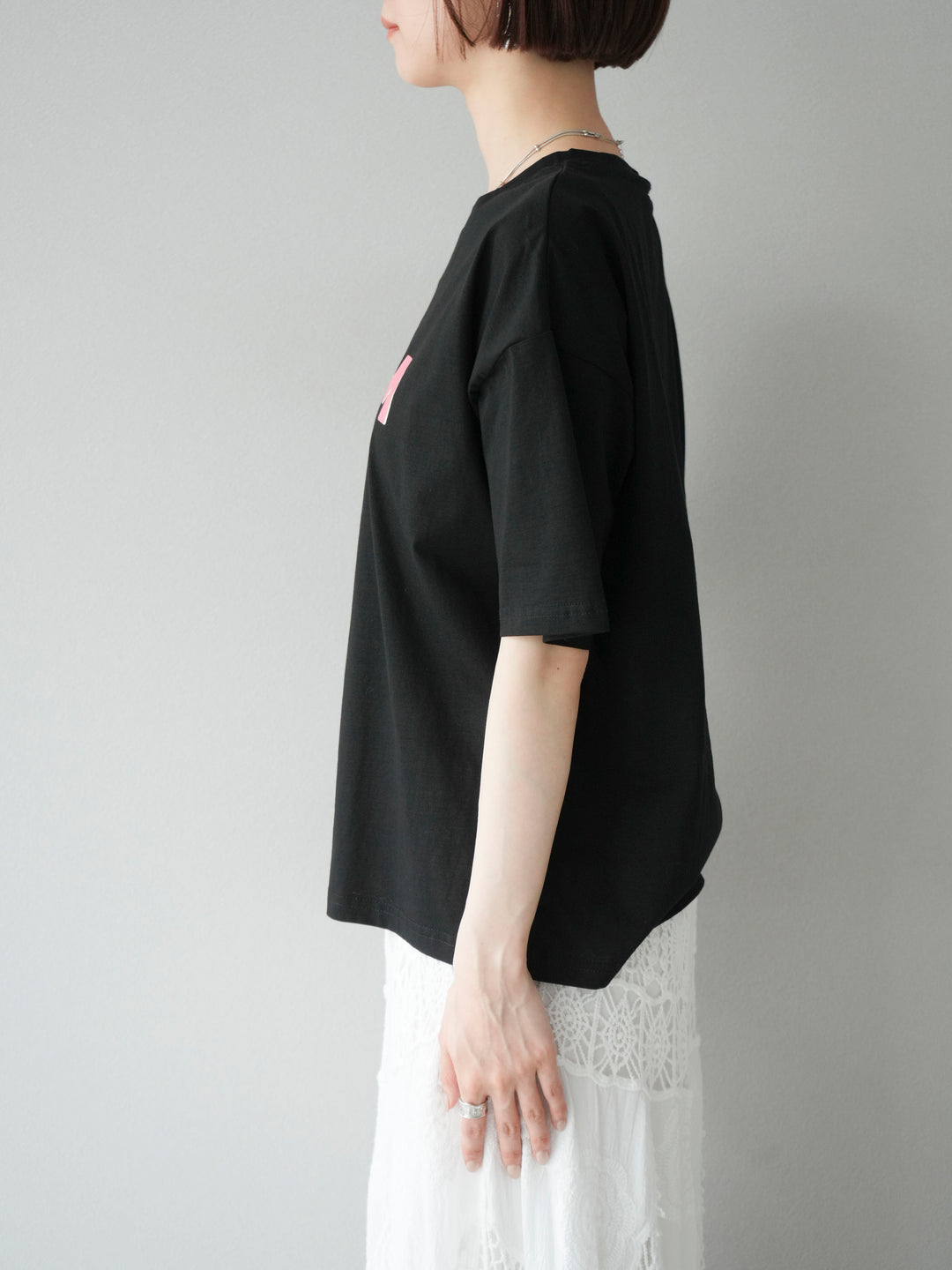 [預訂]“NYUM”標誌印花乾爽觸感棉質T卹/黑色