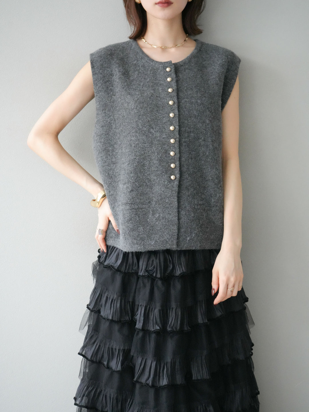 [予約]ゴールドボタンコンパクトニットベスト/ダークグレー