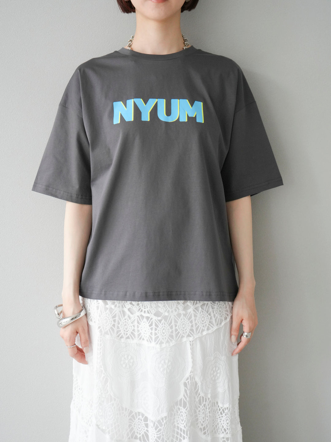 [預訂]“NYUM”標誌印花乾爽觸感棉質T卹/炭灰色