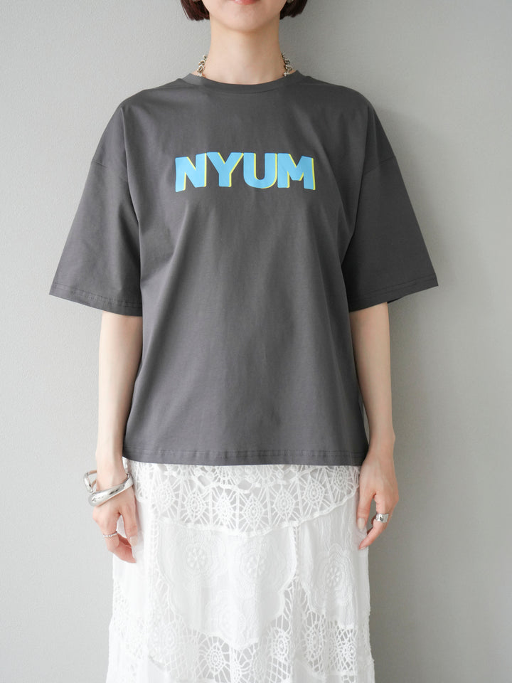[預訂]“NYUM”標誌印花乾爽觸感棉質T卹/炭灰色