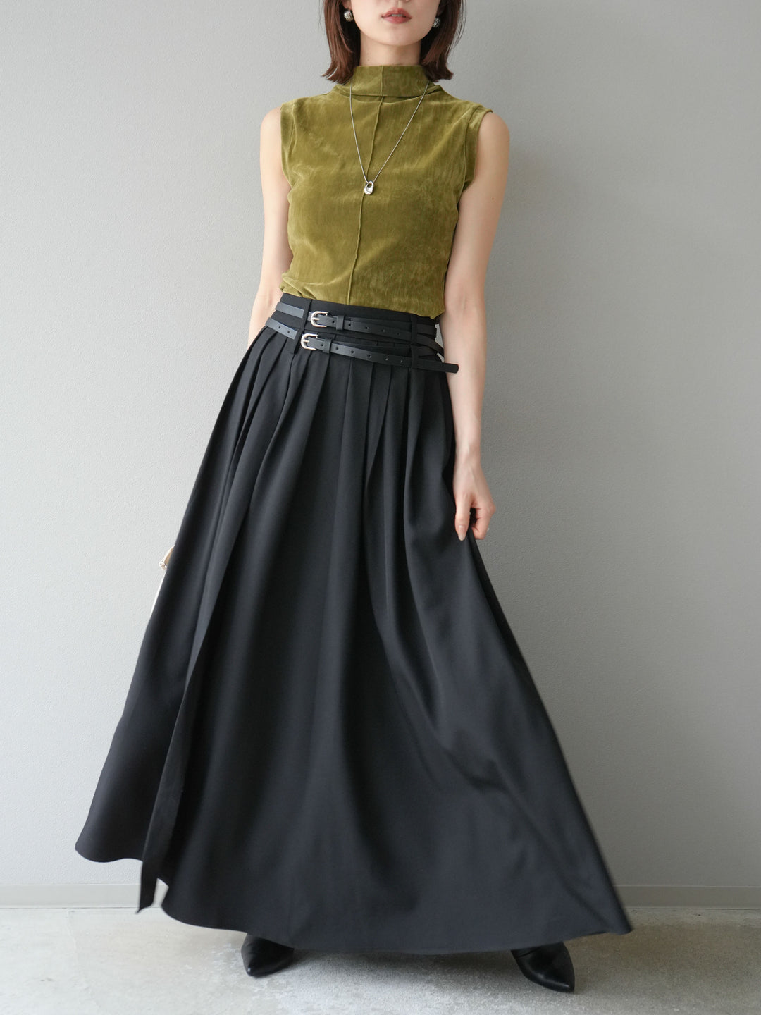 [SET]シアーベロアプチネックノースリーブトップス+エステルプリーツスリットスカート(2set)