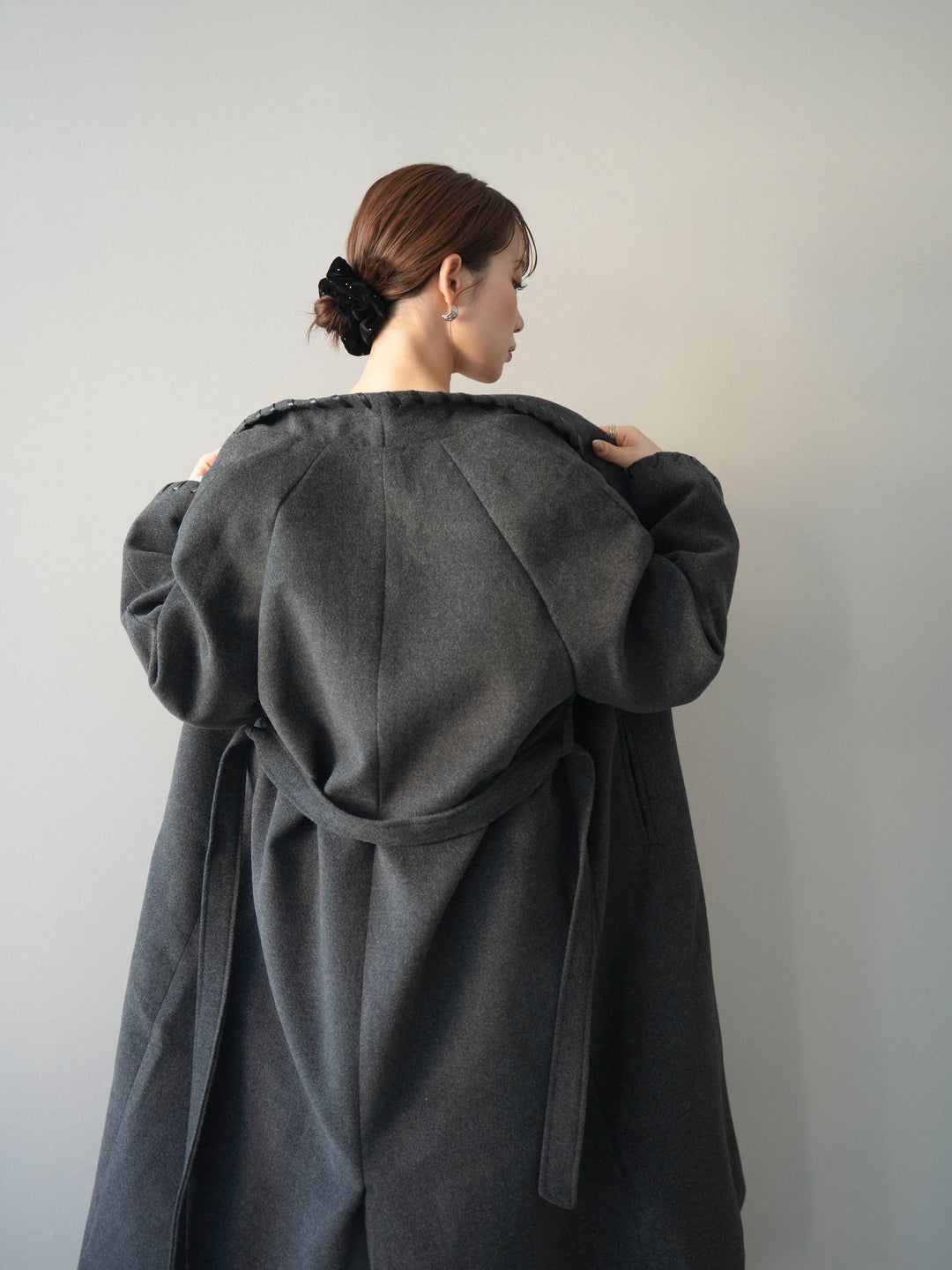 [SET]ハンドステッチ裏中綿ロングコート+ツイストネックラメネップヤーンニットプルオーバー+テープベルトタックバギーパンツ(3set)