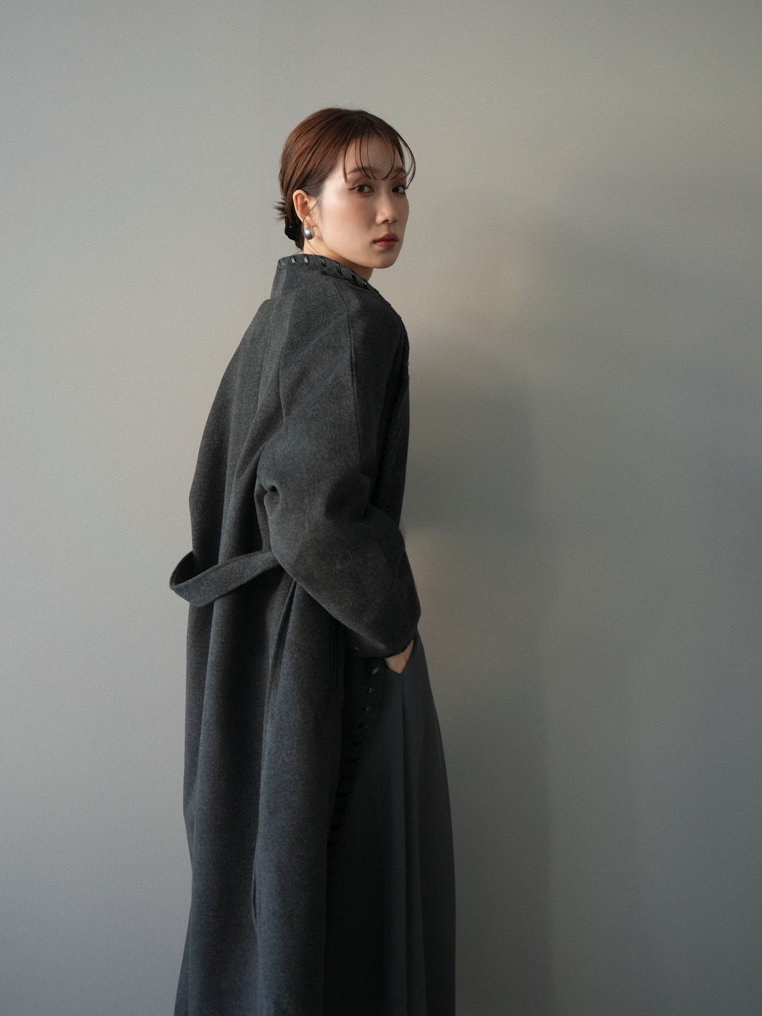 [予約]ハンドステッチ裏中綿ロングコート/charcoal