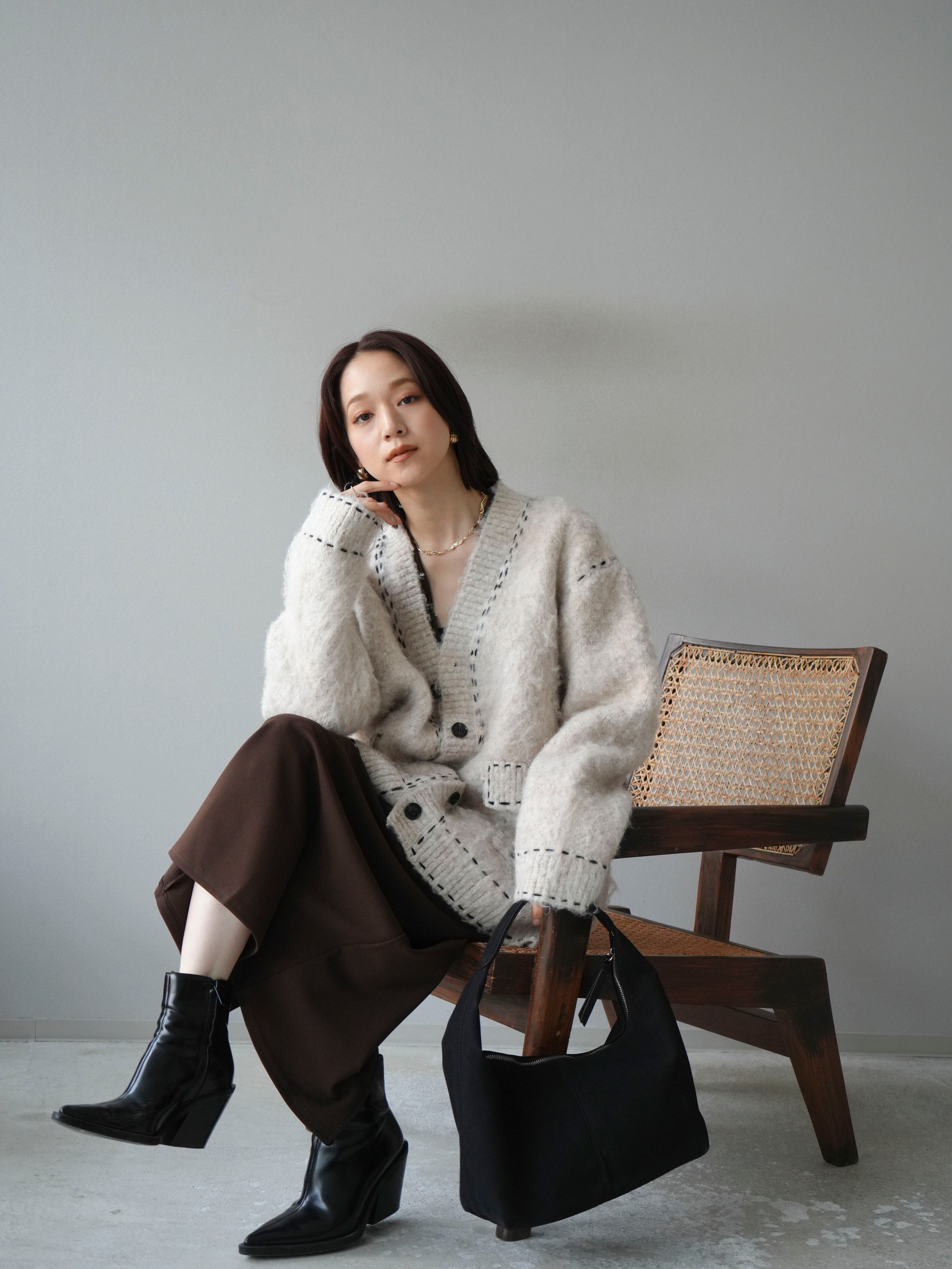 予約]ステッチVネックニットカーディガン/アイボリー – Lumier