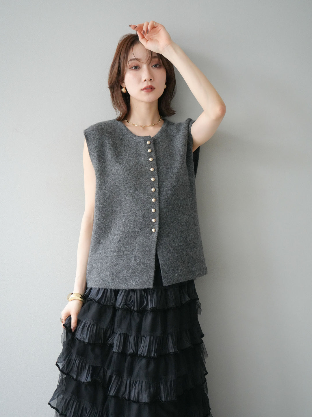[予約]ゴールドボタンコンパクトニットベスト/ダークグレー