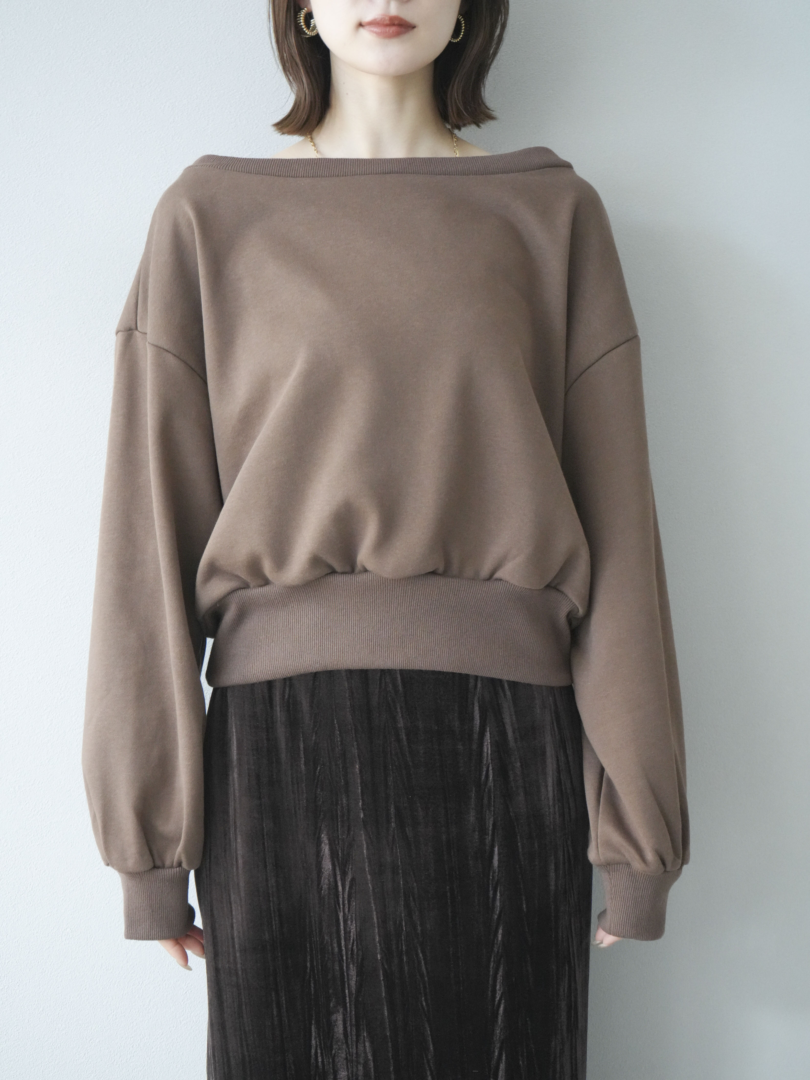 予約]オフショルスウェットプルオーバー/ブラウン– Lumier