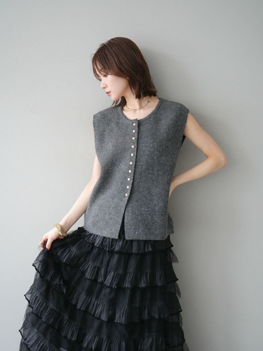 [予約]ゴールドボタンコンパクトニットベスト/ダークグレー