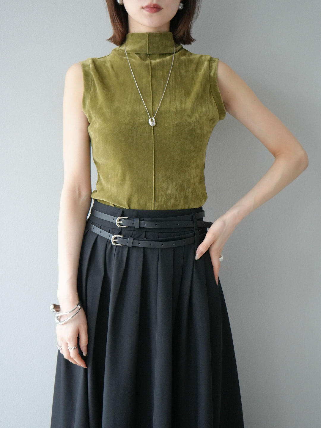 [SET]シアーベロアプチネックノースリーブトップス+エステルプリーツスリットスカート(2set)