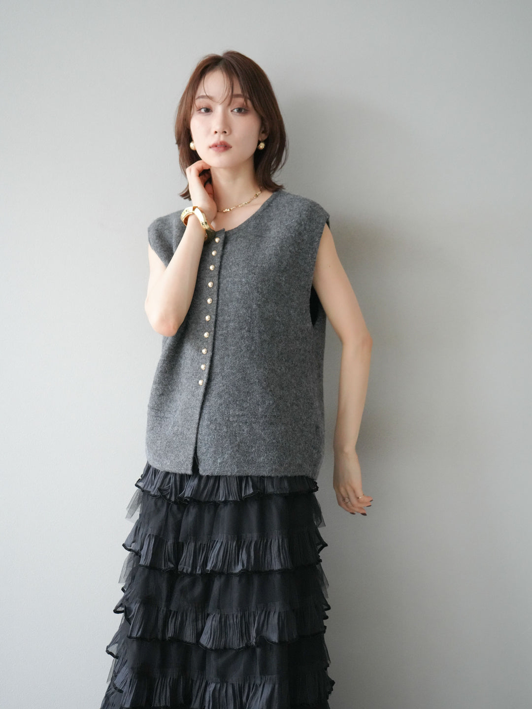 [予約]ゴールドボタンコンパクトニットベスト/ダークグレー