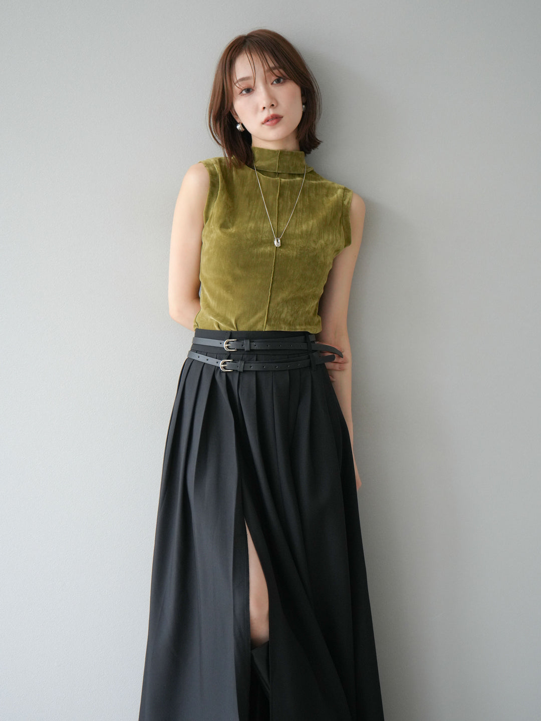 [SET]シアーベロアプチネックノースリーブトップス+エステルプリーツスリットスカート(2set)