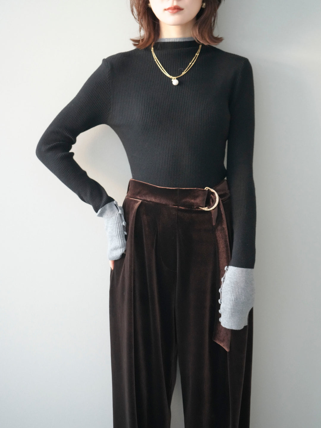 [予約]袖ボタンハイネック配色リブニットトップス/black