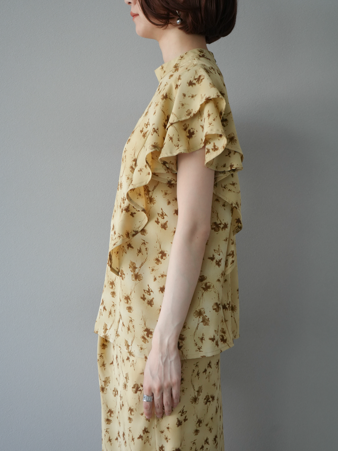 [予約]フラワーモチーフラッフルスリーブブラウス/ベージュ