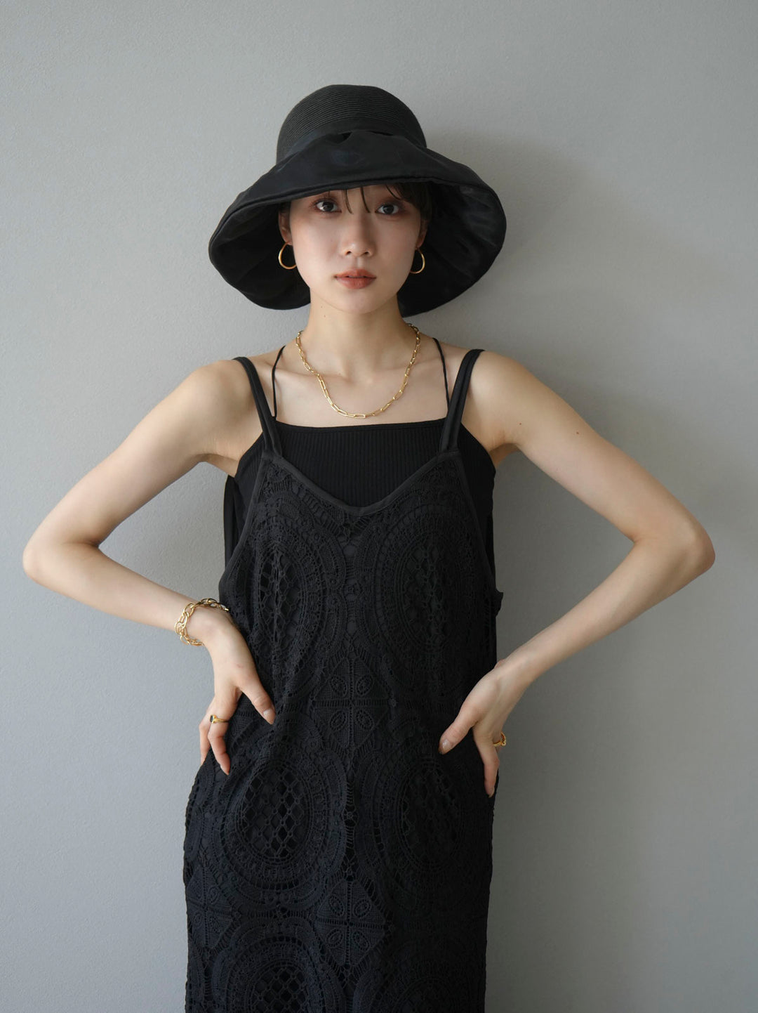 【預訂】化纖蕾絲吊帶連身裙/黑色