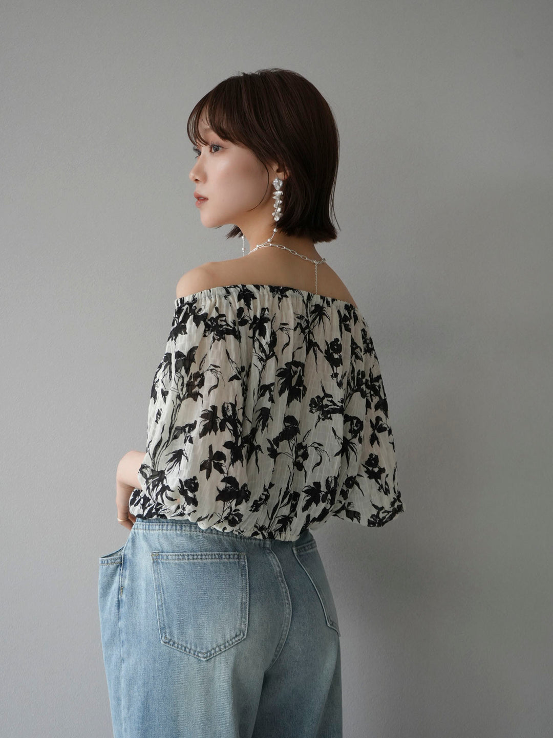 [Pre-order] Washer Flower Pattern Off-Shoulder Blouse/Off White