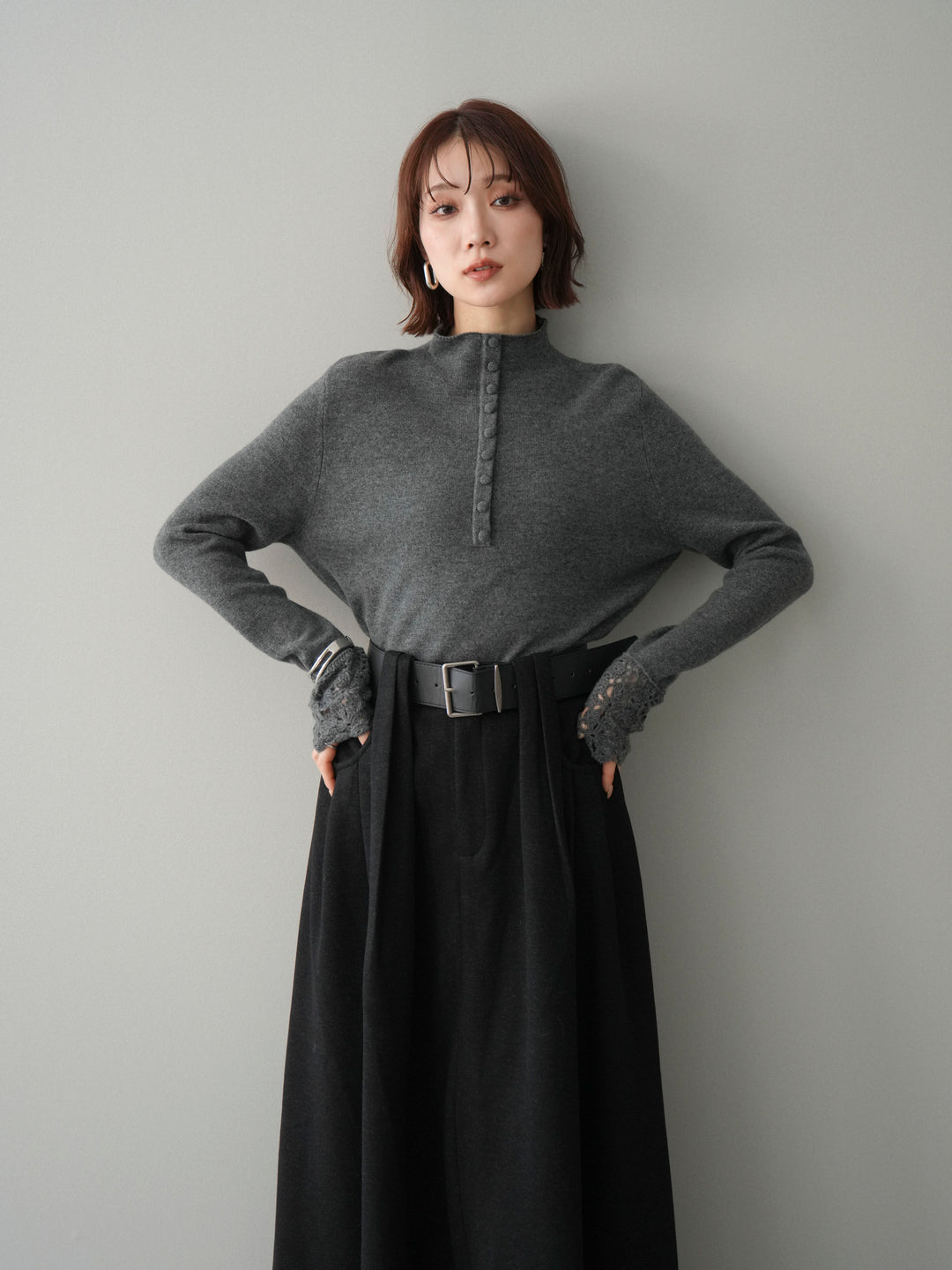 [予約]袖スカラップレースフロントボタンウールニットトップス/gray