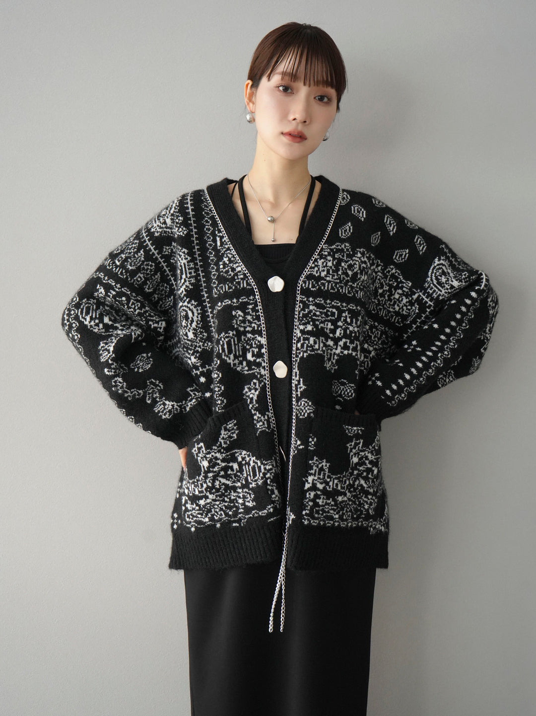 予約]デザインチェーンペイズリー柄BIGカーディガン/ブラック – Lumier 