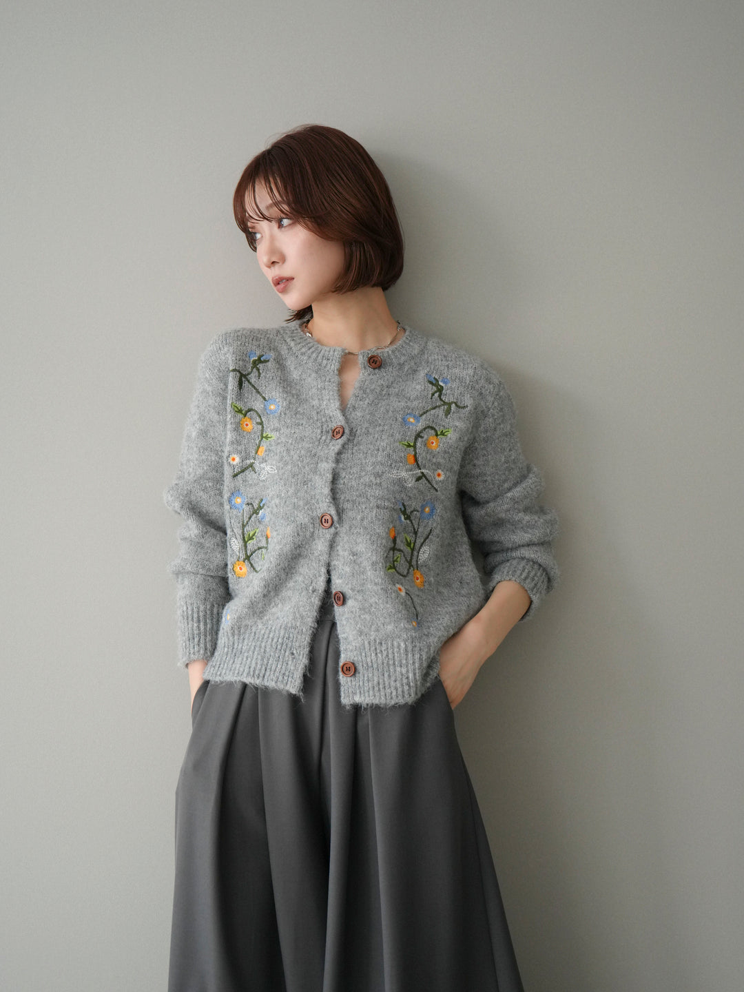 【預購】花朵刺繡針織開襟衫 / 灰色