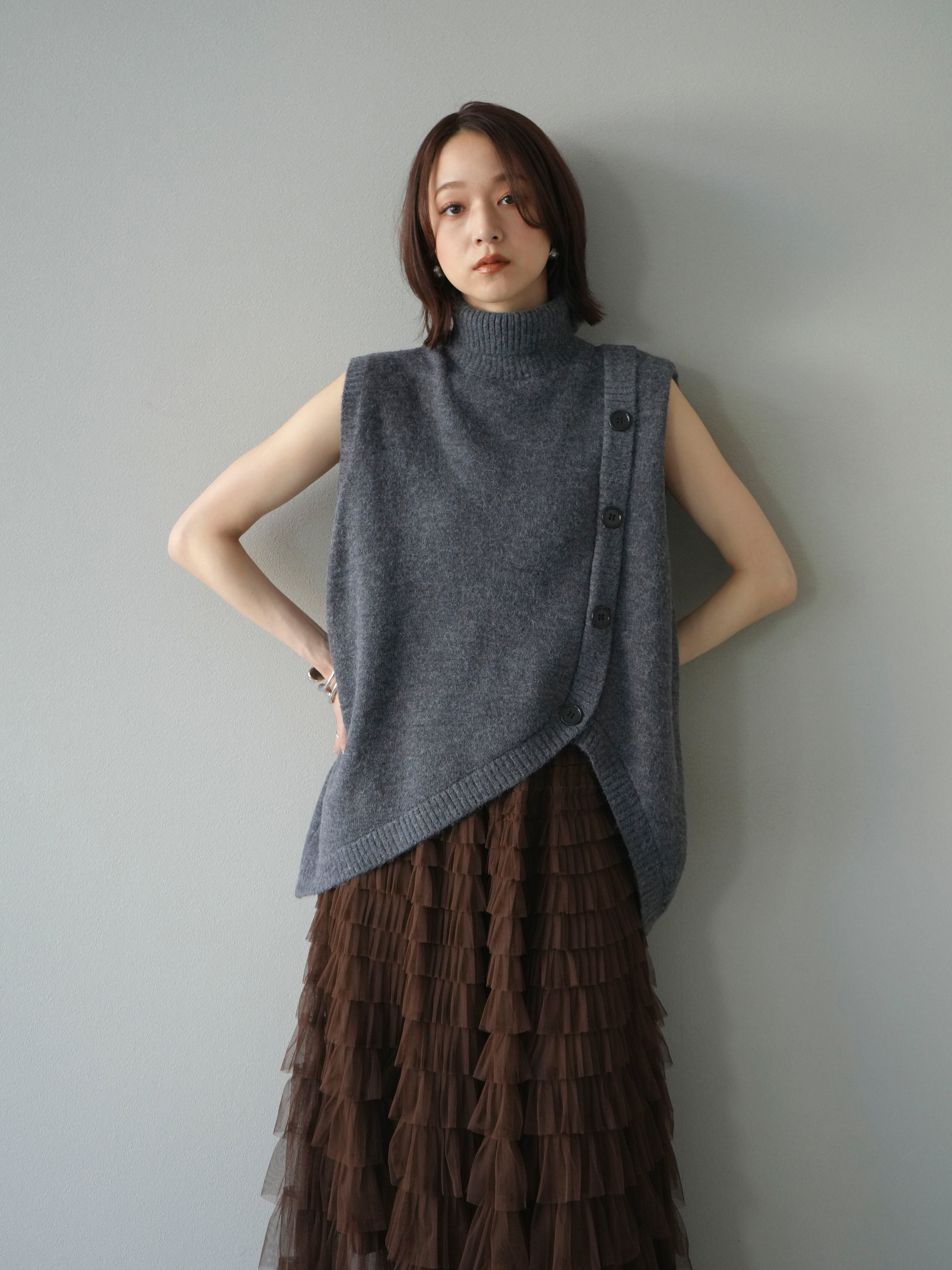 予約]デザインボタンハイネックニットベスト/ gray – Lumier