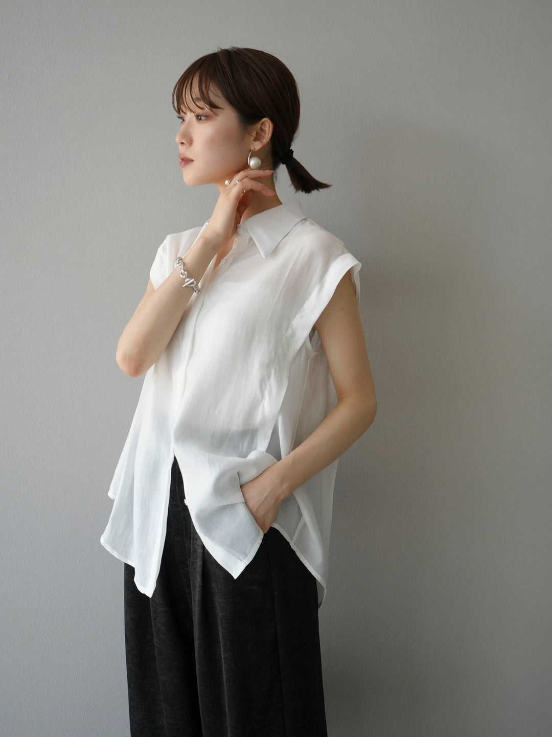 [Pre-order] Tuck shoulder sheer sleeveless shirt/white