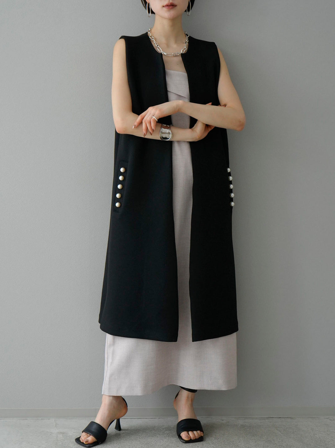 [SET] 設計吊帶背心洋裝 + 珍珠設計雙羅紋長馬甲 (2set)