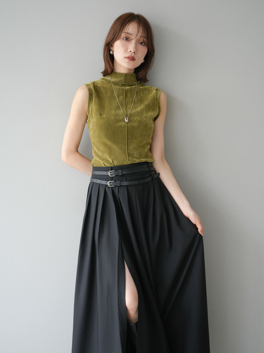 [SET]シアーベロアプチネックノースリーブトップス+エステルプリーツスリットスカート(2set)