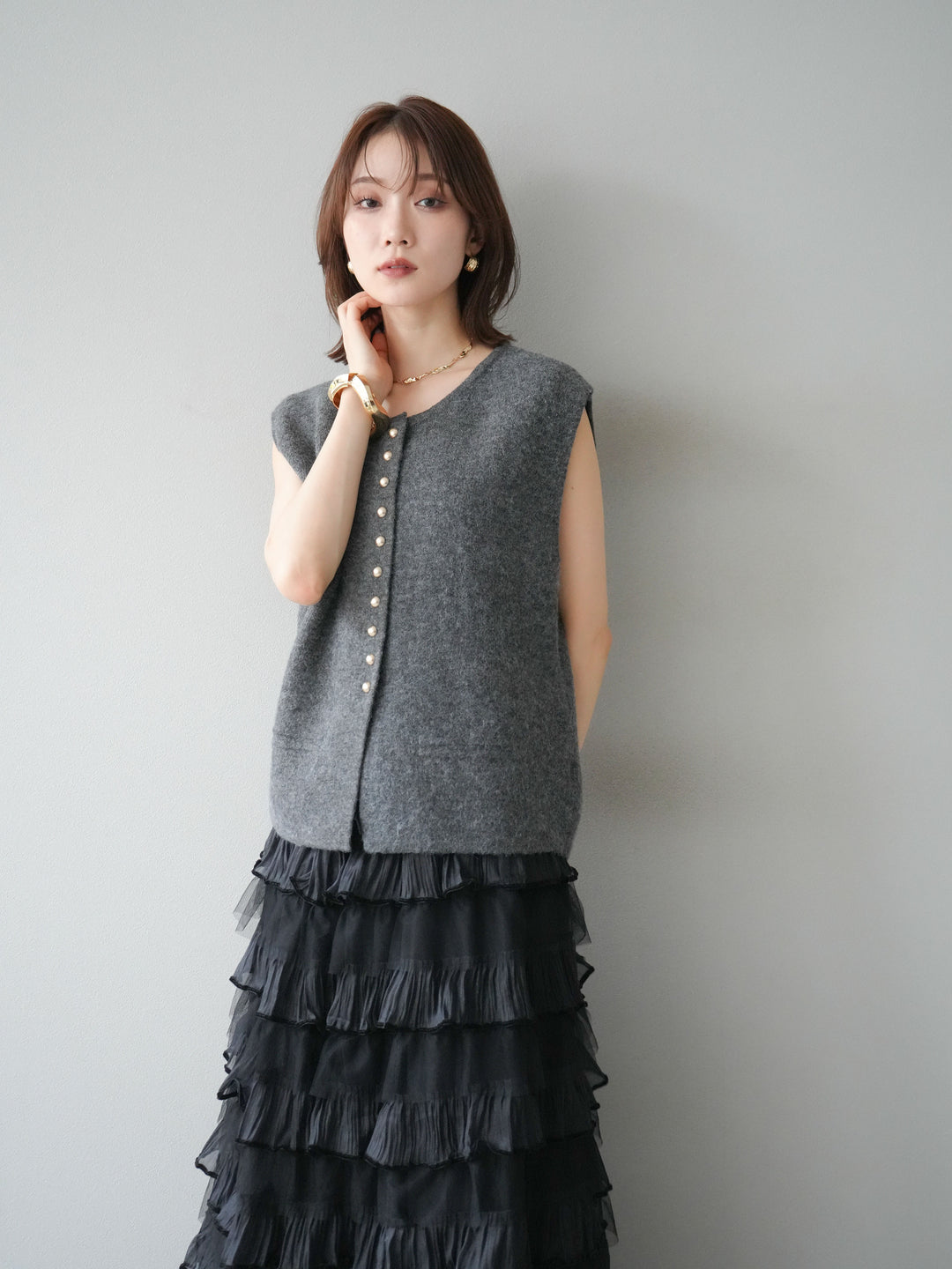[予約]ゴールドボタンコンパクトニットベスト/ダークグレー