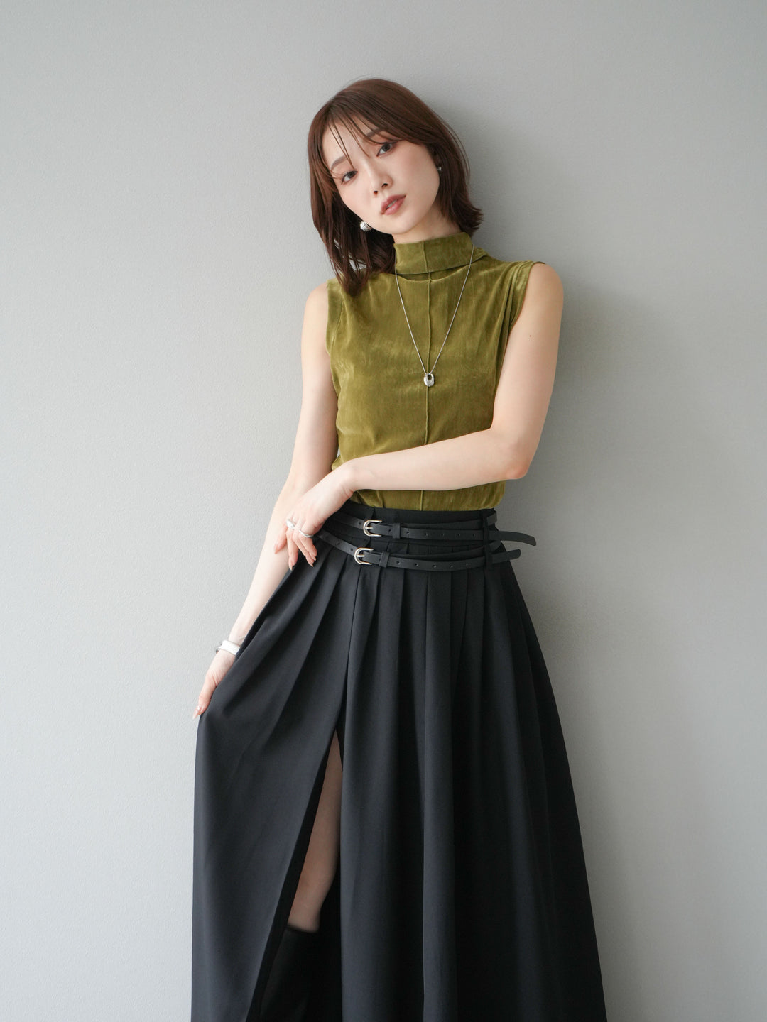 [SET]シアーベロアプチネックノースリーブトップス+エステルプリーツスリットスカート(2set)