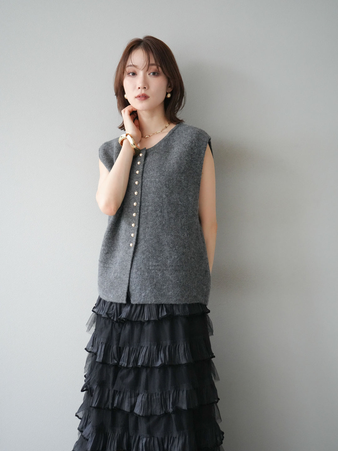 [予約]ゴールドボタンコンパクトニットベスト/ダークグレー