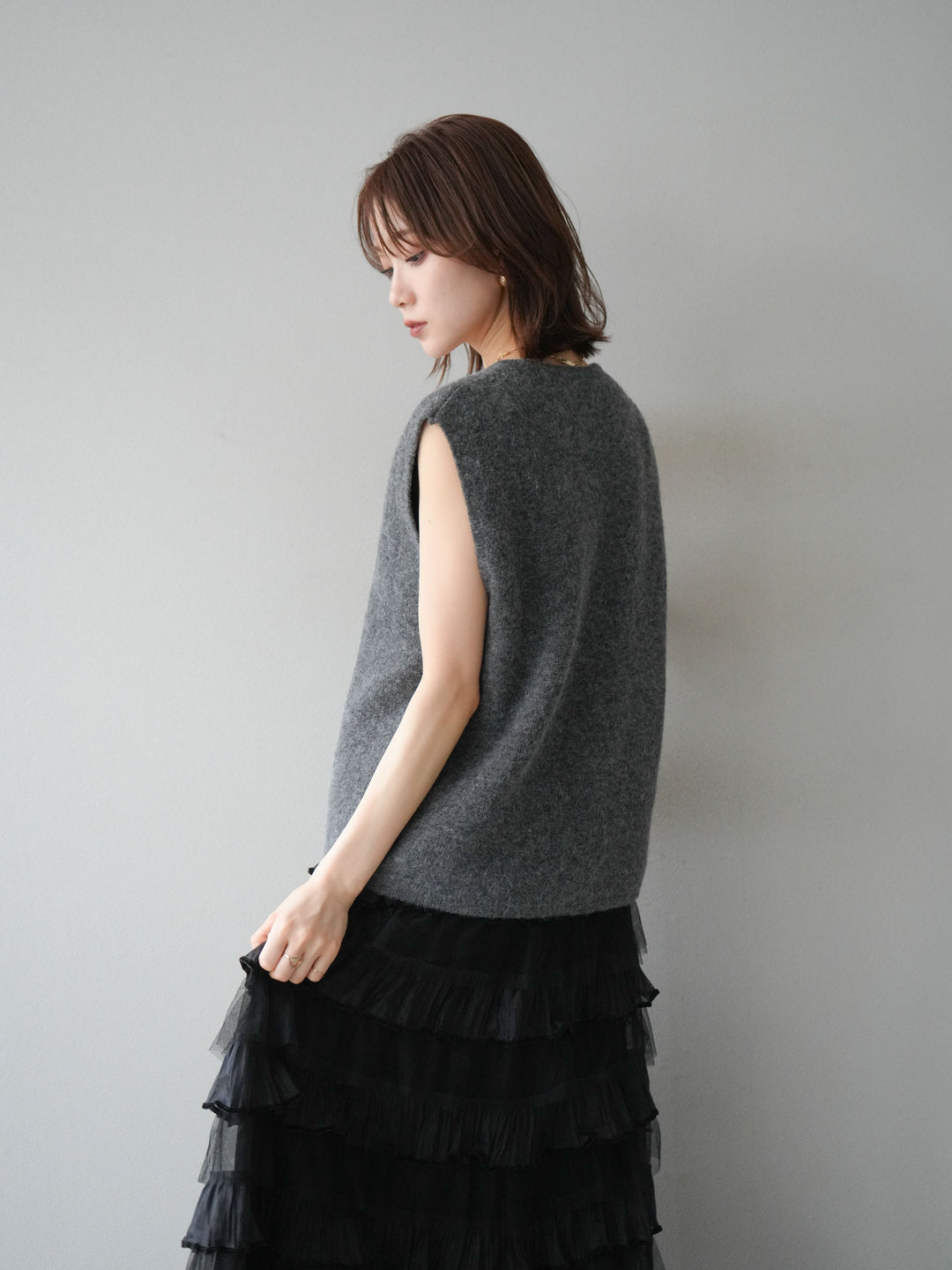 [予約]ゴールドボタンコンパクトニットベスト/ダークグレー