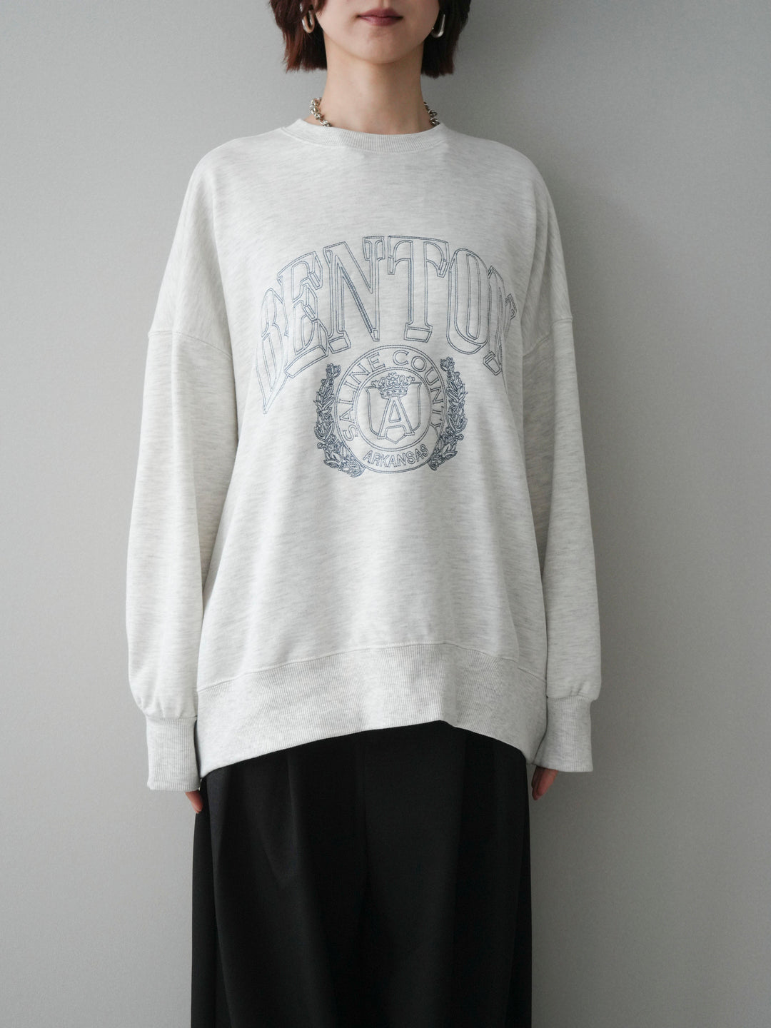 [予約]カレッジロゴ刺繍BIGスウェットプルオーバー/offwhite