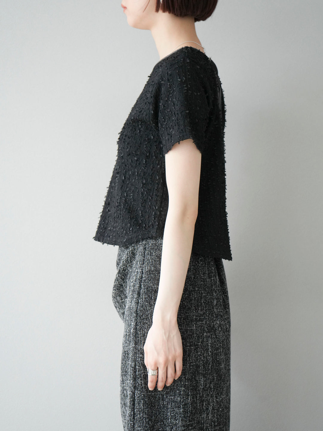 【預購】同色系滾邊蓬鬆剪裁上衣/黑色