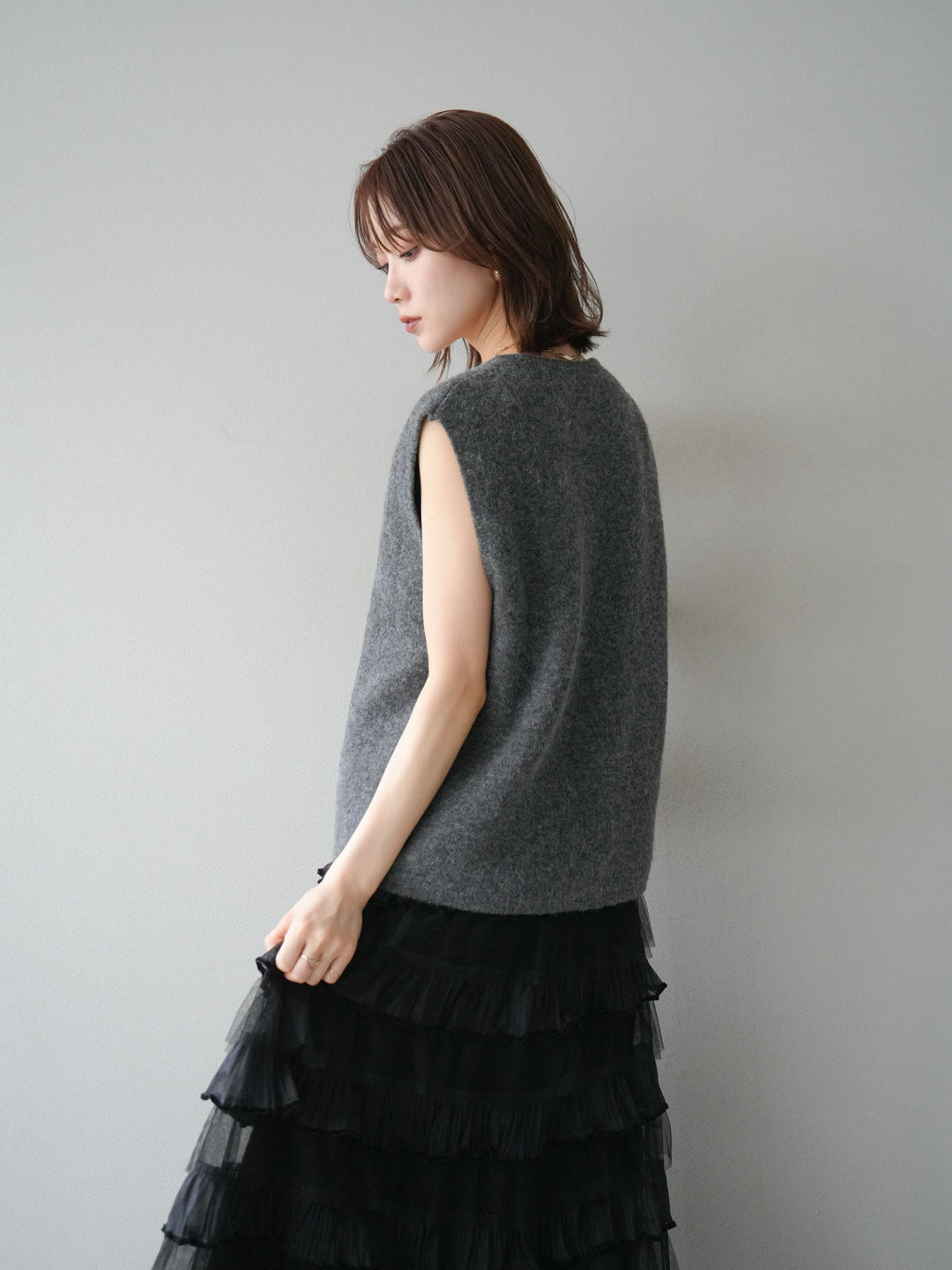 [予約]ゴールドボタンコンパクトニットベスト/ダークグレー