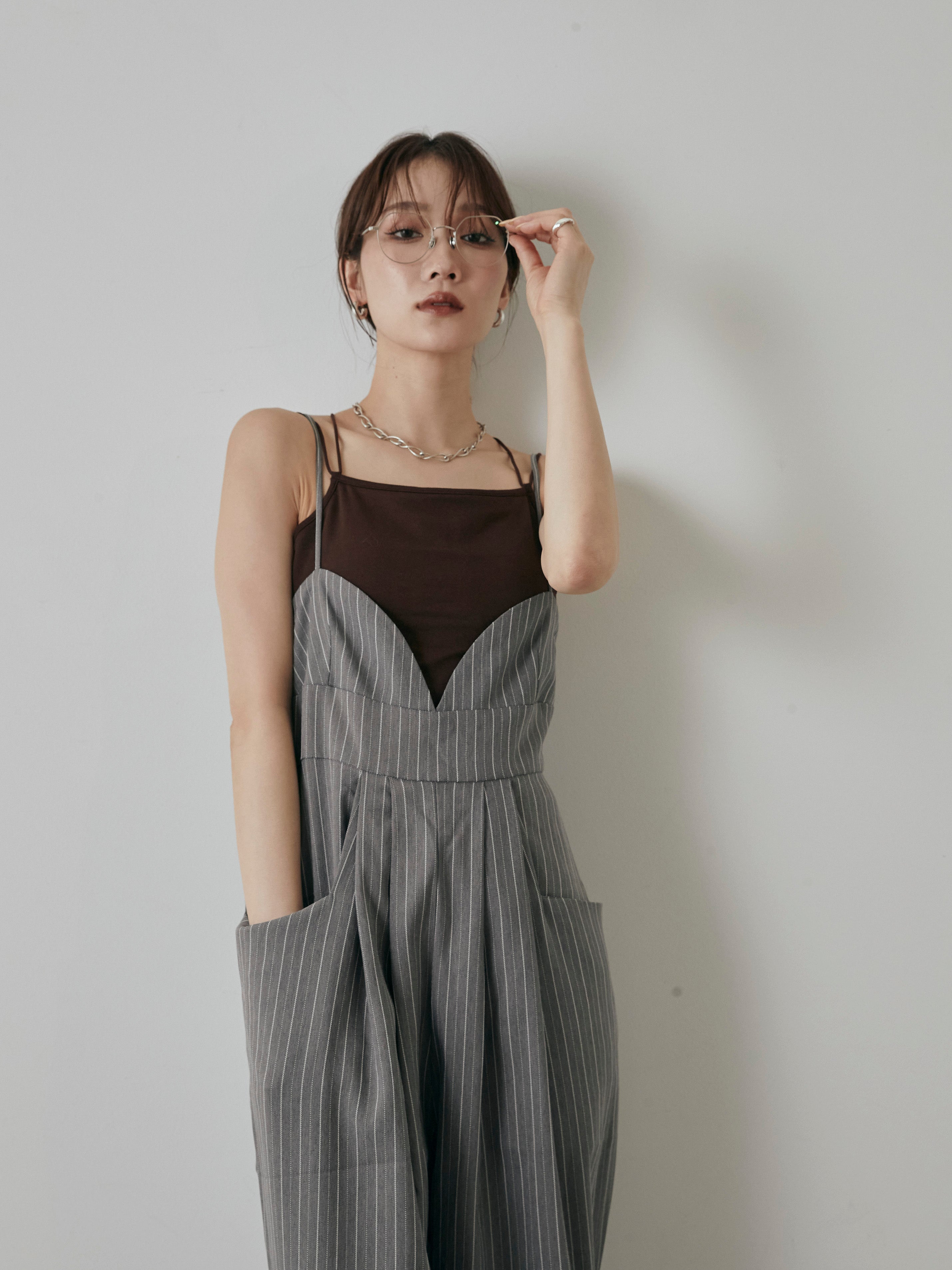 予約]ヘリンボーンストライプサロペット/チャコール – Lumier